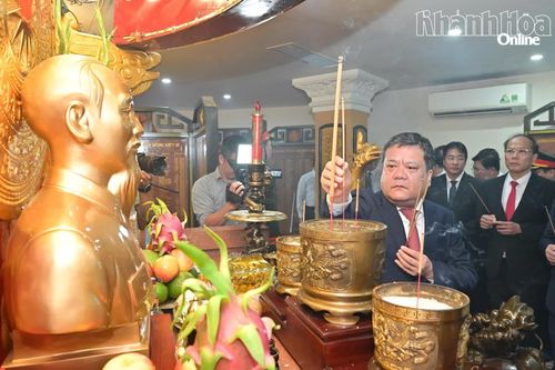 Đồng chí Trần Phong dâng hương bàn thờ Bác Hồ tại Điện thờ Tháp Trầm Hương.