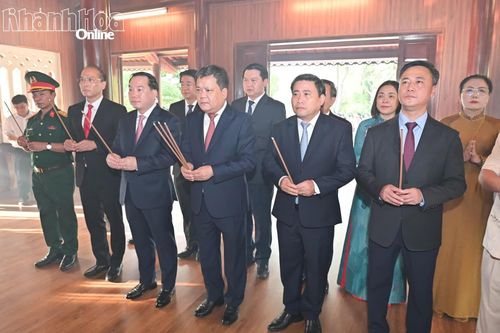 Các đồng chí Thường trực Tỉnh ủy dâng hương tại Đền thờ Bác Hồ và các anh hùng, liệt sĩ tại Nghĩa trang liệt sĩ Hòn Dung.