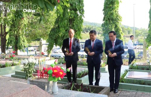 Các đồng chí: Trần Phong, Hồ Xuân Trường, Nguyễn Khắc Hà thắp hương tại các phần mộ liệt sĩ.