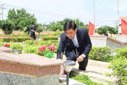 Đồng chí Lâm Đông thắp hương tại phần mộ liệt sĩ trong Nghĩa trang liệt sĩ Ninh Thuận.