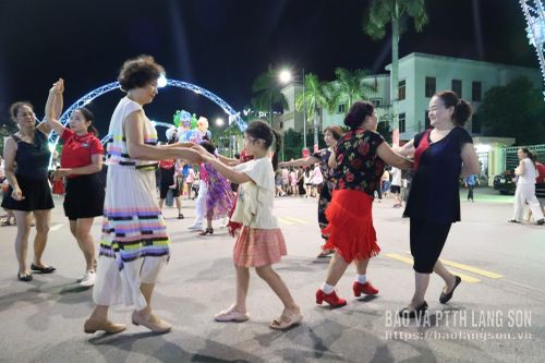 Người dân và du khách cùng tham gia các vũ điệu tại Không gian văn hóa đường Hùng Vương