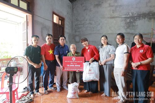 Đoàn công tác của Hội Chữ thập đỏ tỉnh, lãnh đạo xã Văn Quan tặng quà gia đình ông Lý Văn Ca, xã Văn Quan