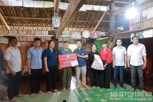 Đoàn công tác của Hội Chữ thập đỏ tỉnh và lãnh đạo xã Thiện Thuật tặng quà gia đình ông Hứa Đình Sơn, xã Thiện Thuật