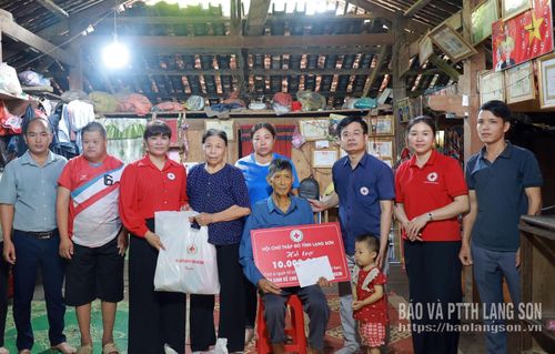 Đoàn công tác của Hội Chữ thập đỏ tỉnh, đại diện Ủy ban MTTQ xã Thiện Long tặng quà gia đình ông Lăng Xuân Đức, xã Thiện Long