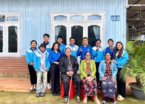 Đoàn viên, thanh niên xã Lạc Dương thường xuyên đến thăm hỏi và tổ chức nhiều hoạt động ý nghĩa nhằm tri ân người có công với cách mạng, gia đình chính sách trên địa bàn