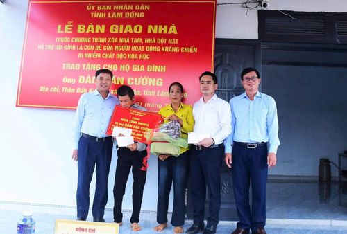 Ủy viên Ban Thường vụ Tỉnh ủy, Phó Chủ tịch Thường trực UBND tỉnh - Lê Trọng Yên bàn giao nhà ở cho con đẻ của người hoạt động kháng chiến bị nhiễm chất độc hóa học tại xã Đức An