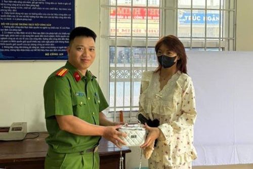 Chị Trần Quỳnh Oanh, trú tại xã Đinh Văn Lâm Hà, nhận lại tài sản bị mất