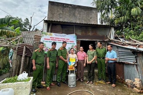 Công an xã Đạ Tẻh 2 hỗ trợ bà Nguyễn Thị Hiền có hoàn cảnh đặc biệt khó khăn