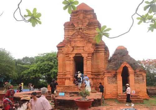 Sự hòa quyện giữa truyền thuyết, kiến trúc và văn hóa dân gian giúp di tích tháp Pô Sah Inư ngày càng hấp dẫn du khách trong hành trình khám phá di sản