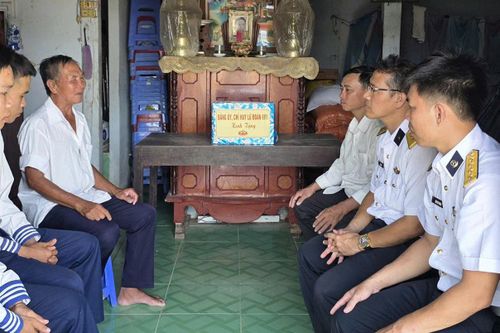 Lữ đoàn 681 thăm hỏi, tặng quà ông Châu Văn Tường, thương binh 25%, trú tại xã Tuyên Quang.