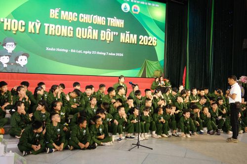 Các học viên được Ban Tổ chức tập trung sinh hoạt và dặn dò trước khi về với gia đình