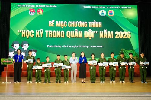 Ban Tổ chức trao chứng nhận hoàn thành chương trình Học kỳ trong Quân đội tỉnh Lâm Đồng lần thứ XIV năm 2026