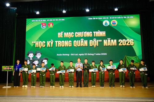 Ban Tổ chức trao chứng nhận hoàn thành chương trình Học kỳ trong Quân đội tỉnh Lâm Đồng lần thứ XIV năm 2026