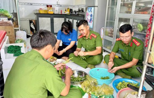 Đoàn Thanh niên địa phương chuẩn bị “Bữa cơm gia đình, ấm tình lòng Mẹ” tại gia đình Mẹ Việt Nam Anh hùng Hồ Thị Tư