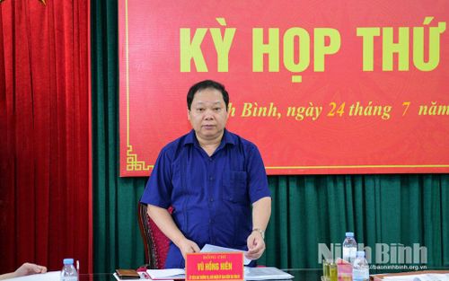 Đồng chí Vũ Hồng Hiên, Ủy viên Ban Thường vụ Tỉnh ủy, Chủ nhiệm Ủy ban Kiểm tra Tỉnh ủy phát biểu tại kỳ họp.