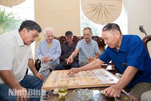 Trận cờ tướng sôi nổi và những nụ cười rạng rỡ của các cựu chiến binh trong giờ sinh hoạt chung. Ảnh: Ngọc Linh