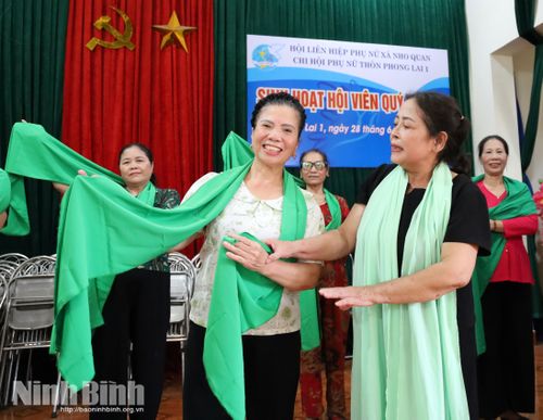 CLB đàn và hát chèo, dân ca xã Nho Quan tập luyện vở mới.