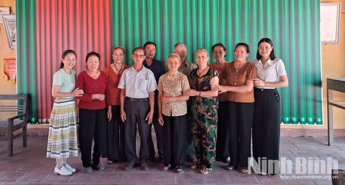 Những thành viên cao tuổi của Đội chèo làng Đặng là lực lượng nòng cốt trong việc gìn giữ và trao truyền các làn điệu chèo cổ.