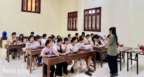 Tiết học thực hành hát xẩm trong chương trình tập huấn