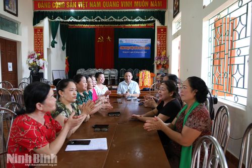 Các thành viên CLB đàn và hát chèo, dân ca xã Nho Quan tích cực tập luyện chuẩn bị cho chương trình văn nghệ kỷ niệm Ngày Thương binh - Liệt sĩ (27/7).