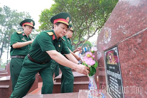 Cán bộ, hội viên Hội Cựu chiến binh tỉnh dâng hoa tưởng niệm các Anh hùng liệt sĩ tại Nghĩa trang liệt sĩ An Thái (phường Vân Phú). 