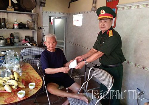 Hội Cựu chiến binh tổ dân phố Tản Viên trao quà động viên hội viên, góp phần phát huy truyền thống “Bộ đội Cụ Hồ”.