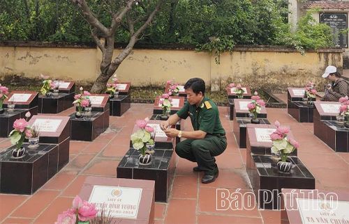 Hội viên Hội Cựu chiến binh tổ dân phố Nỗ Lực dâng hương tại Nghĩa trang liệt sĩ Thụy Vân.