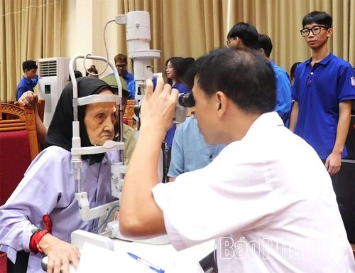Phường Vĩnh Yên phối hợp với Bệnh viện Quân y 109 khám sức khỏe, phát thuốc miễn phí cho người có công trên địa bàn.