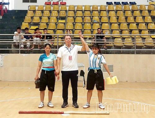 Vận động viên Bùi Thị Thơm, xã Quyết Thắng (bên phải) đoạt Huy chương Vàng nội dung đẩy gậy nữ hạng cân trên 54kg đến 57kg.
