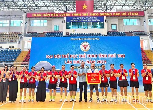 Ban Tổ chức trao Huy chương Vàng nội dung kéo co nữ cho xã Tề Lỗ.