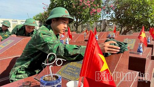 Mỗi tấm bia được lau sạch, mỗi phần mộ được chăm chút là lời tri ân lặng lẽ của những người lính Biên phòng đối với các thế hệ cha anh đã anh dũng hy sinh vì Tổ quốc.