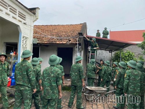 Các chiến giúp đỡ gia đình thân nhân liệt sĩ Phạm Kế Vũ, thôn Rừng Khảng, xã Thái Hòa.