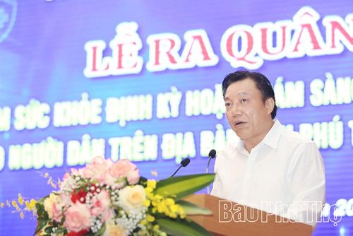 Đồng chí Phó Chủ tịch UBND tỉnh Nguyễn Huy Ngọc phát biểu tại lễ ra quân.