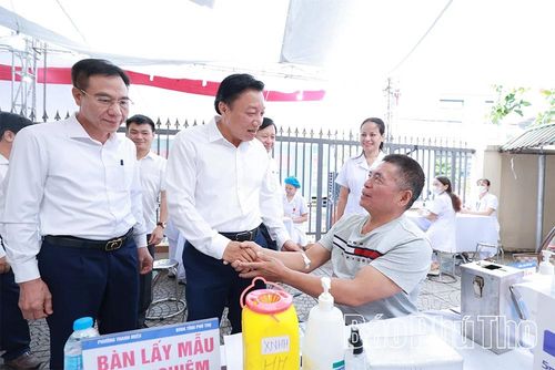 Đồng chí Phó Chủ tịch UBND tỉnh Nguyễn Huy Ngọc thăm hỏi người dân đến khám bệnh tại Trạm Y tế phường Thanh Miếu.