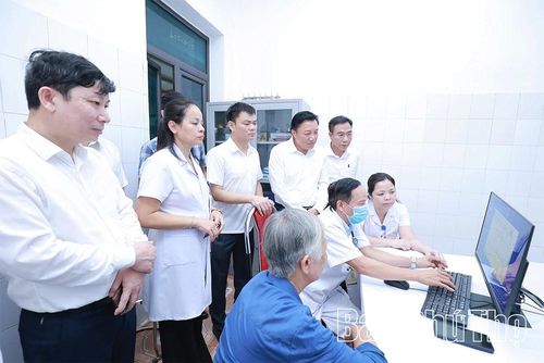 Đoàn công tác khảo sát thực tế hoạt động khám bệnh tại Trạm Y tế phường Thanh Miếu.