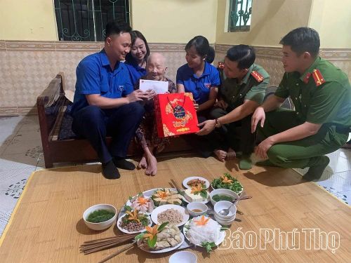 Đoàn thanh niên phường Âu Cơ tổ chức chương trình “Bữa cơm tri ân” tại gia đình Mẹ Việt Nam Anh hùng Nguyễn Thị Dục.