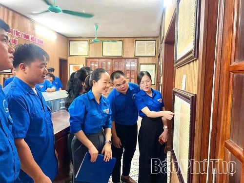 Đoàn thanh niên - Hội LHTN các xã Dũng Tiến, Kim Bôi, Hợp Kim, Mường Động và Nật Sơn phối hợp tổ chức “Hành trình về địa chỉ đỏ năm 2026” tại Di tích địa điểm Bác Hồ về thăm Huyện ủy Kim Bôi ngày 19/9/1964.