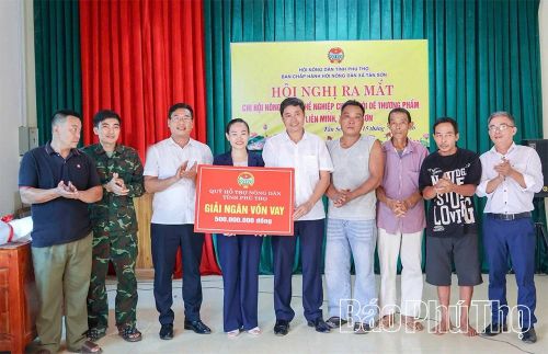 Quỹ HTND tỉnh Phú Thọ giải ngân vốn vay 500 triệu đồng cho các thành viên Chi hội Nuôi dê thương phẩm thôn Liên Minh, xã Tân Sơn.