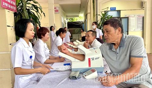 Người dân được lấy máu xét nghiệm và đo các chỉ số sức khỏe.