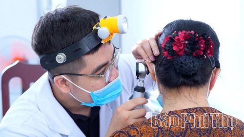 Bác sĩ khám bệnh cho người dân.