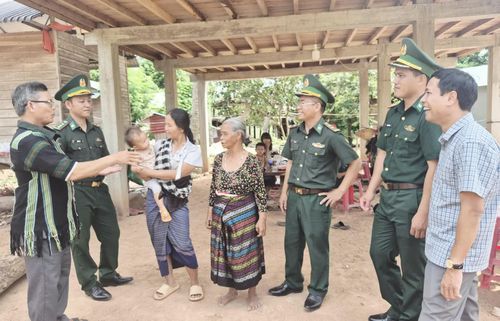 Ông Lê Thanh Hiền (ngoài cùng bên trái) cùng cán bộ, chiến sĩ Đồn Biên phòng Thanh thăm hỏi, động viên và tuyên truyền nếp sống mới cho người dân - Ảnh: K.S