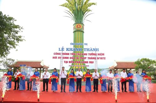Công trình tôn tạo khu tưởng niệm nơi hy sinh của 16 thanh niên xung phong tháng 9/1972 tại Bến phà Long Đại được khánh thành tháng 9/2025 - Ảnh: Q.V