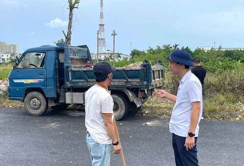 Lãnh đạo Trung tâm Dịch vụ tổng hợp phường Đồng Hới trực tiếp kiểm tra, nhắc nhở trường hợp đổ rác thải không đúng qui định - Ảnh: H.Tr