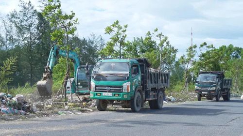 Trung tâm Dịch vụ tổng hợp phường Đồng Hới huy động phương tiện, lực lượng thu gom, vận chuyển lượng rác thải đến đúng địa điểm xử lý - Ảnh: H.Tr