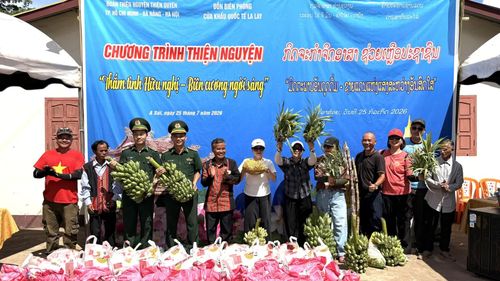 Người dân nước bạn Lào tặng quà, cảm ơn tình cảm của đoàn thiện nguyện Việt Nam - Ảnh: Hoàng Hùng