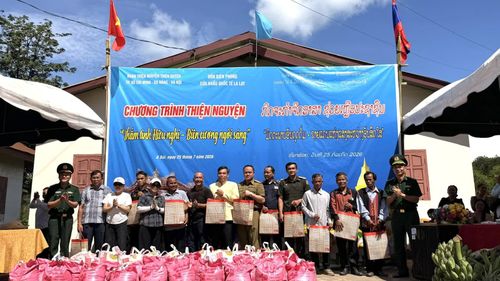Đoàn thiện nguyện tặng quà cho chính quyền địa phương và các lực lượng chức năng của nước bạn Lào tại khu vực biên giới - Ảnh: Hoàng Hùng