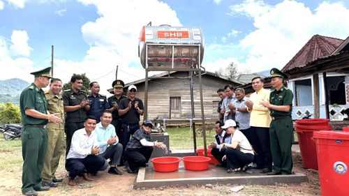 Bàn giao công trình giếng nước sinh hoạt cho bản La Lay-A Sói, xã A Túc, huyện Sa Muồi, tỉnh Sả-lạ-văn - Ảnh: Hoàng Hùng