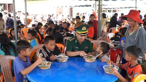 Hỗ trợ 1.000 suất ăn trưa cho người dân và học sinh thôn A Túc - Ảnh: Hoàng Hùng