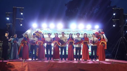 Các đại biểu cắt băng khai trương khu sinh thái - Ảnh: H.T