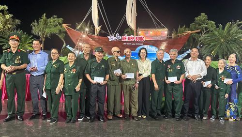 Lãnh đạo phường Bắc Gianh tặng quà các thương binh, bệnh binh, thân nhân liệt sĩ - Ảnh: N.M